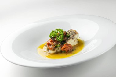 Argyrosomus rejim balığı çılgın suya doğru yol alır.