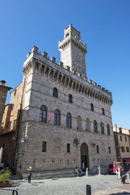 Piazza Grande 'deki belediye binasının önündeki turistler 