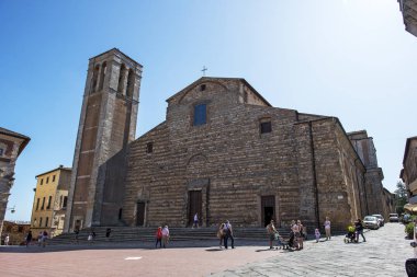 Turistler Toskana 'daki Montepulciano katedralinin önünde