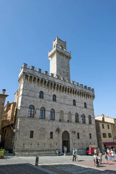 Touristen vor dem städtischen Gebäude auf der Piazza grande in — Stockfoto