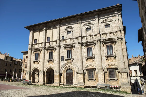 Nobili-Tarugi Palace in the Piazza Grande in Montepulciano in T — стоковое фото