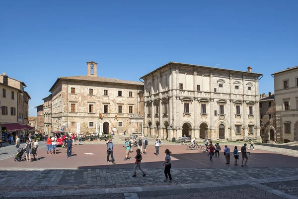 Toeristen op Piazza Grande in Montepulciano in september — Stockfoto