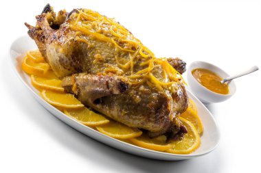 Tabakta turuncu ördek ve soslu kase.