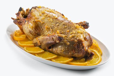 Servis tabağında turuncu ördek