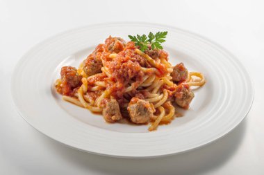 Domatesli spagetti tabağı ve maydanozlu köfte.