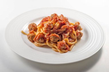 Domatesli ve köfteli spagetti.