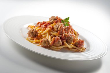 Domatesli spagetti tabağı ve maydanozlu köfte.