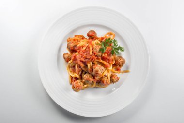 Domatesli spagetti tabağı ve maydanozlu köfte.