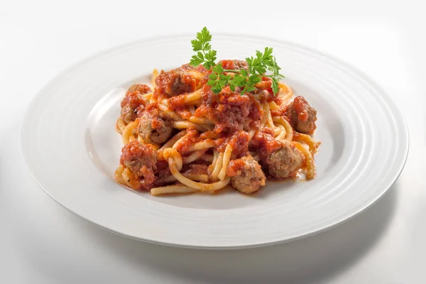 Prato de espaguete com tomate e almôndegas com folhas de salsa — Fotografia de Stock