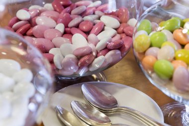 Renkli şekerli bademli cam kavanozun ayrıntıları.