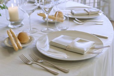 Düğün ziyafeti için hazırlanan masanın ayrıntıları