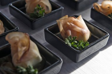 Açık büfe aperatif tepsisi ve küçük dilimlenmiş füme balık.