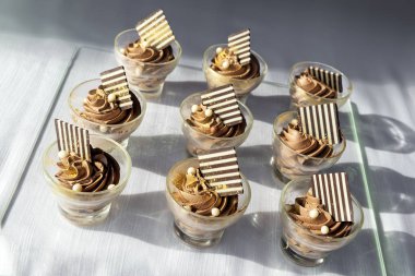 Açık büfe detayları. Çikolatalı kremalı tatlı porsiyonları.