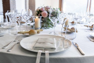 Düğün ziyafeti için hazırlanan masanın ayrıntıları