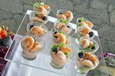 Kokteyl soslu karides kuyruklu büfe tepsisinin ayrıntıları