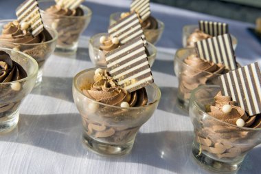 Açık büfe detayları. Çikolatalı kremalı tatlı porsiyonları.