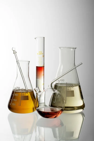 Laboratoriumreageerbuizen Met Gekleurde Vloeistoffen Geïsoleerd Witte Achtergrond — Stockfoto