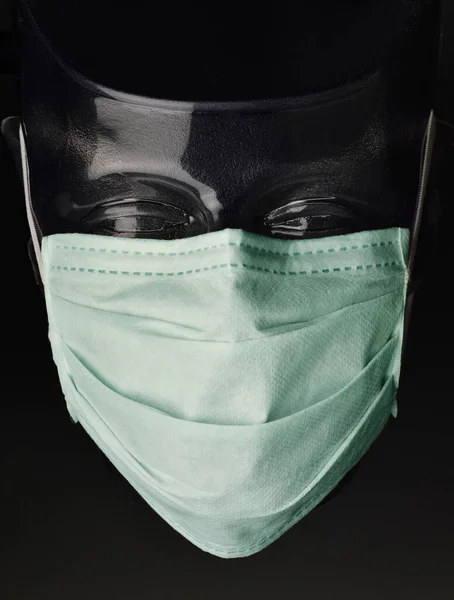 Cerrahi Koruyucu Yeşil Maske Şeffaf Kukla Üzerine — Stok fotoğraf