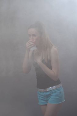 Kız kalın duman boğulur