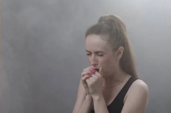 濃い煙から窒息する女の子 ロイヤリティフリーのストック写真