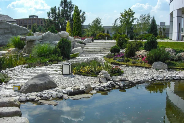 Vista sul laghetto per paesaggio stile giardino roccioso . — Foto Stock