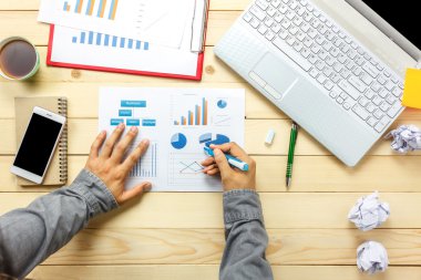  Ofis Masası. Çizelgeler ve grafikler tartışırken iş kişi.