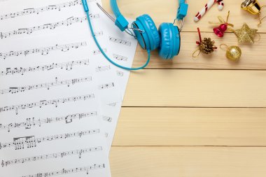 Üstten Görünüm müzik sayfası not kağıdı, kulaklık ve Noel dekorasyon
