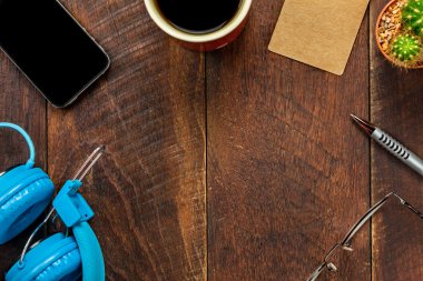 ofis Resepsiyon etiket kağıdı, kulaklık, smartphone, kalem, kahve, kaktüs.