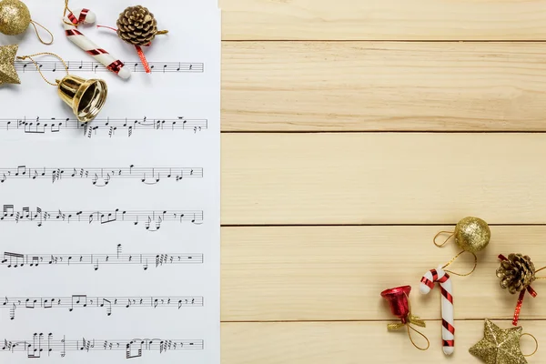 Hoja de música papel de nota y decoración de Navidad —  Fotos de Stock