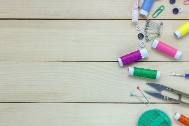 Terzi öğeleri ahşap arka plan kopya alanı ile üst görüntüleme.