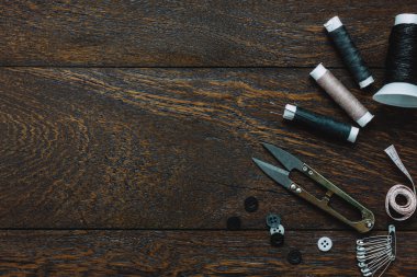 Terzi öğeleri ahşap arka plan kopya alanı ile üst görüntüleme.