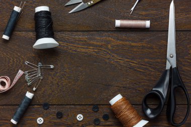 Terzi öğeleri ahşap arka plan kopya alanı ile üst görüntüleme.