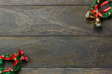 Üstten Görünüm Noel çelenk kopya alanı ile ahşap arka plan üzerinde.
