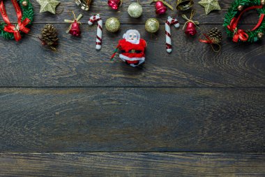 Üstten Görünüm Noel dekorasyonu ve Noel baba bebek ahşap bac üzerinde
