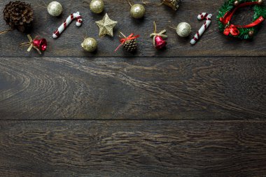 Üstten Görünüm Noel dekorasyonu ve Noel baba bebek ahşap.