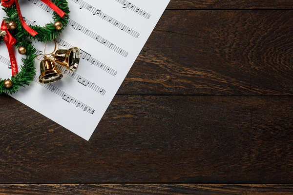 Top view papel de nota de música de Navidad con corona de Navidad . —  Fotos de Stock