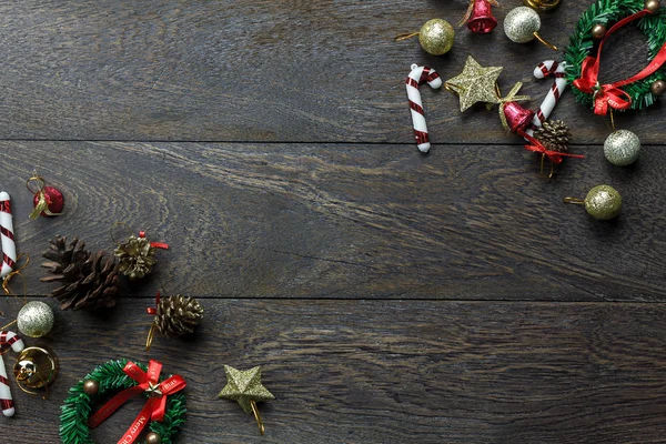Vista superior Decoración y ornamento navideño sobre fondo de madera . —  Fotos de Stock