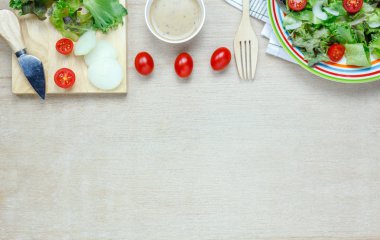 Üstten Görünüm yemek kopya alanı ile ahşap masa üzerinde soslu salata.