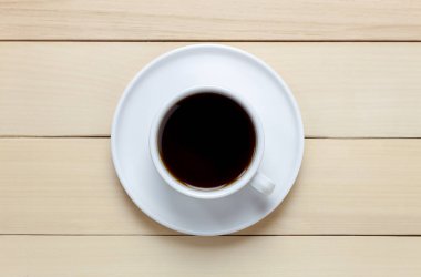 Ahşap masa üstten görünüm siyah kahve.