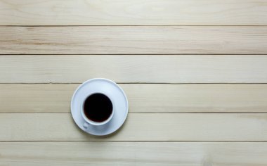 Ahşap masa üstten görünüm siyah kahve.