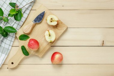Üst görünüm Kırmızı elma dilimli, bıçak, peçete, ahşap yaprağına.