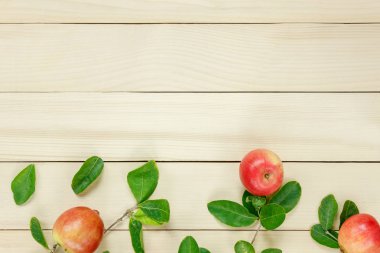 Üstten Görünüm Kırmızı elma ve yaprak üzerinde ahşap.