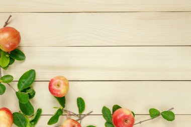 Üstten Görünüm Kırmızı elma ve yaprak üzerinde ahşap.