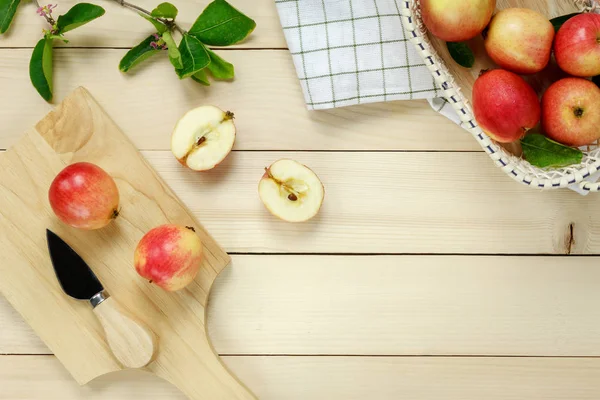 Üst görünüm Kırmızı elma peçete, knift, üzerinde ahşap sepeti.