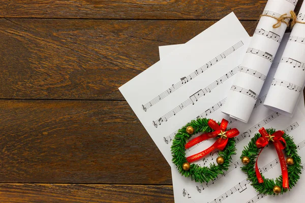 Το Top view χριστουγεννιάτικο φόντο. Χριστουγεννιάτικη μουσική Σημείωση χαρτί. — Φωτογραφία Αρχείου