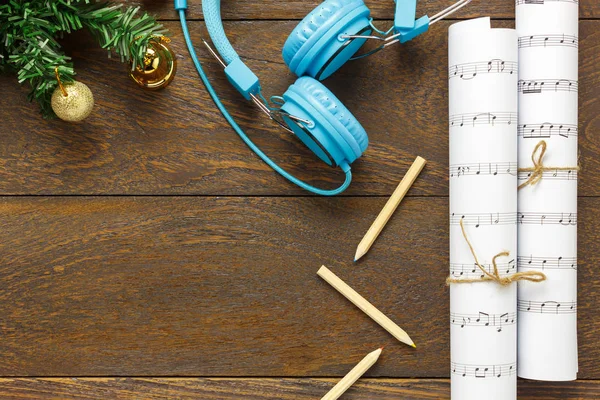 Top view Papel de nota de música de Navidad con decoración de Navidad . —  Fotos de Stock