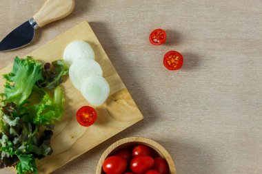 Üstten Görünüm yemek salata kopya alanı ahşap tablo.