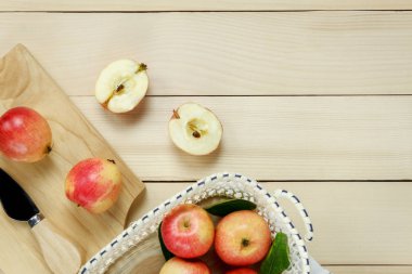 Üstten Görünüm Kırmızı elma ve yaprak üzerinde ahşap sepeti.