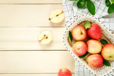 Üstten Görünüm Kırmızı elma ve yaprak üzerinde ahşap sepeti.