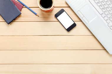 Üstten Görünüm kalem, siyah kahve, Laptop, notebook ofis masasında.